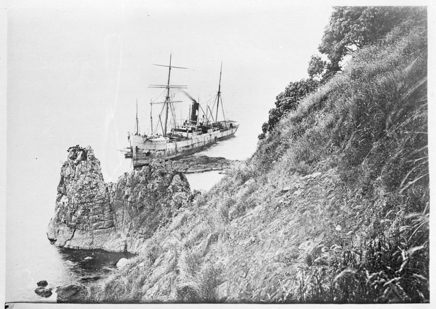 The <em>Triumph</em> on the rocks at the south-east end of Tiritiri Matangi Island, near Auckland, after stranding on 29 November 1883. Auckland Libraries Heritage Collections 4-1439 (no known copyright restrictions).